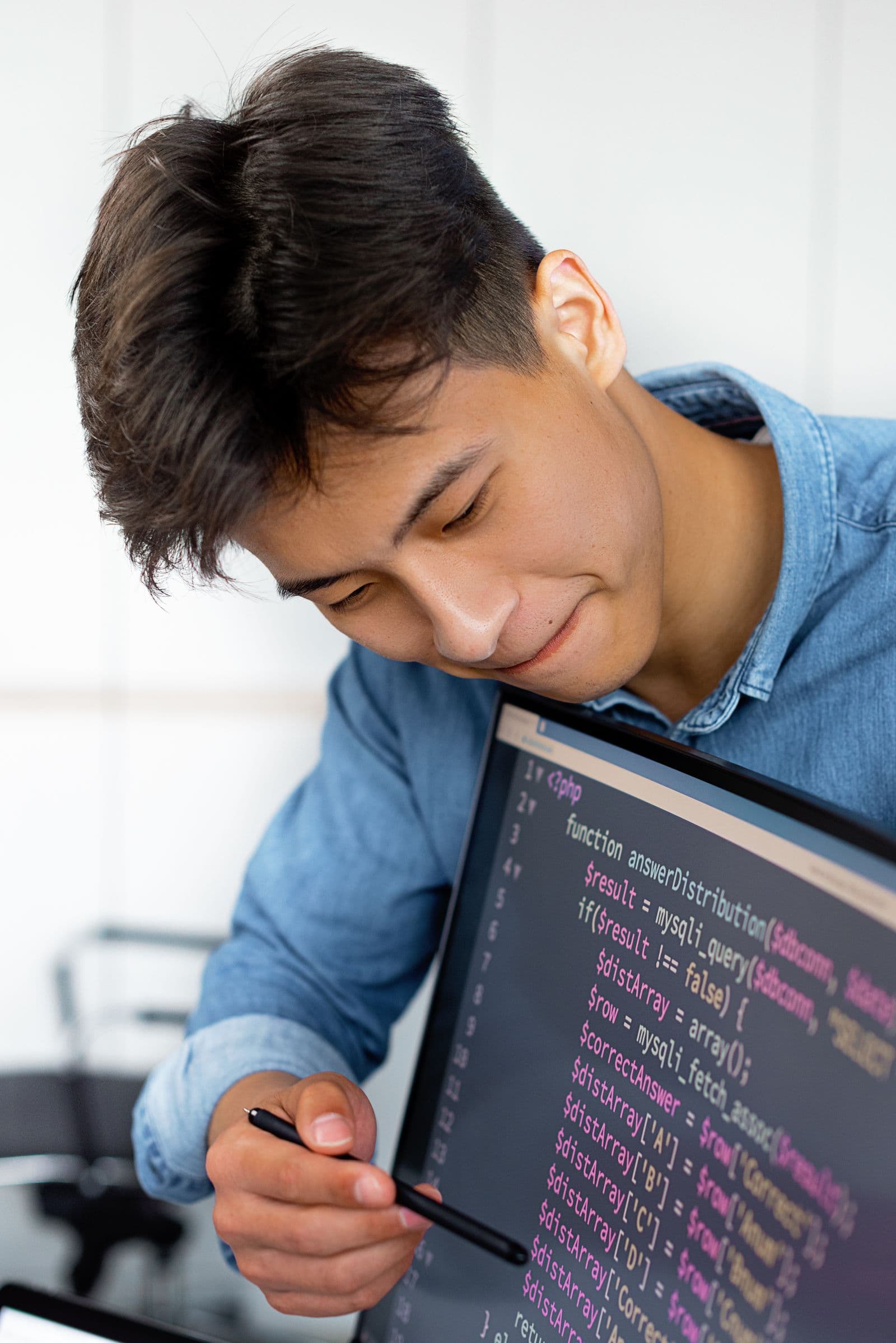 Developer sedang membangun halaman website di laptop